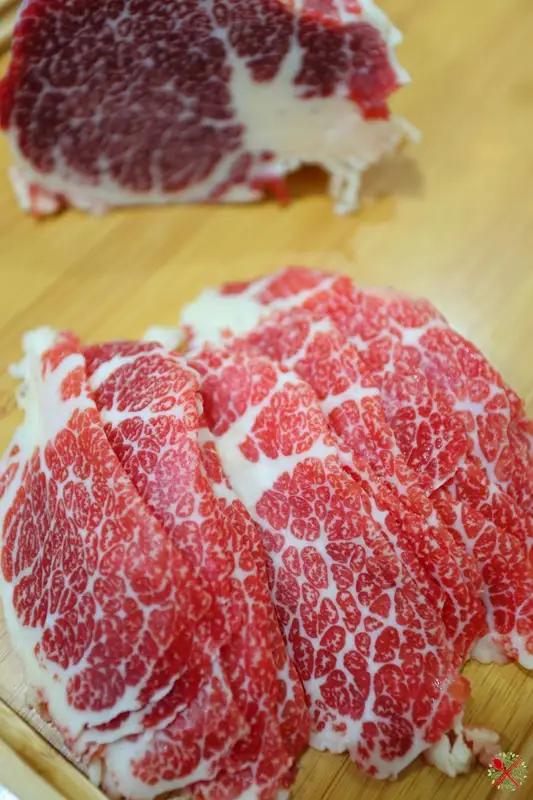牛肉价格为什么开始“起飞”？

当菜市场里那个相熟的摊主，一边麻利地切着牛腩，一