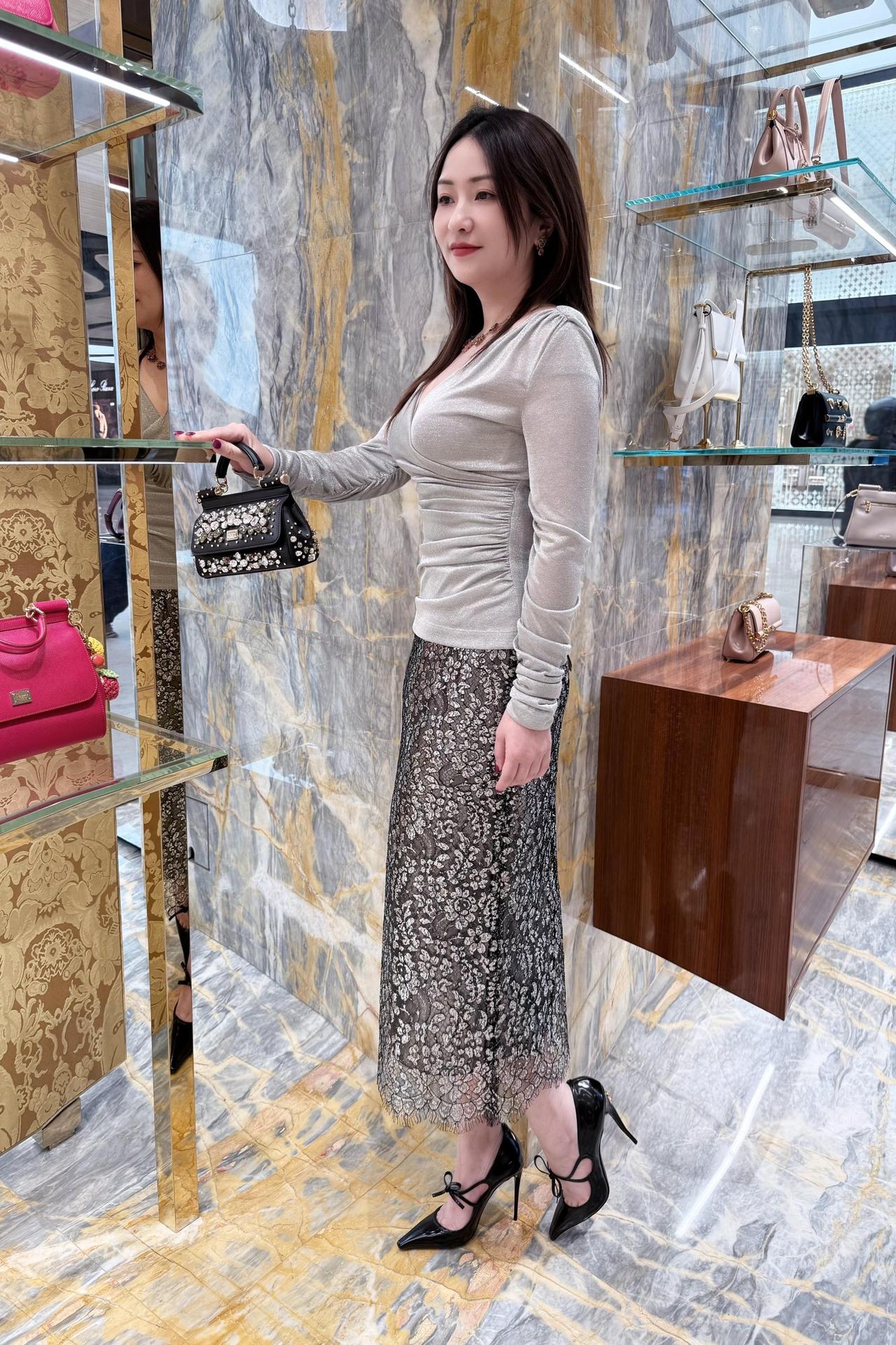 杜嘉班纳-意大利Holiday成衣系列
1.这个造型是典型的“低调优雅+奢华细节