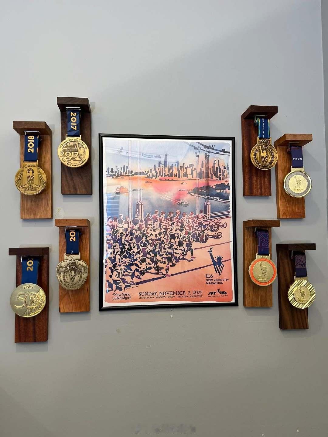 纽约马拉松忠实粉丝家里的装饰。纽约马拉松 跑步 奖牌设计