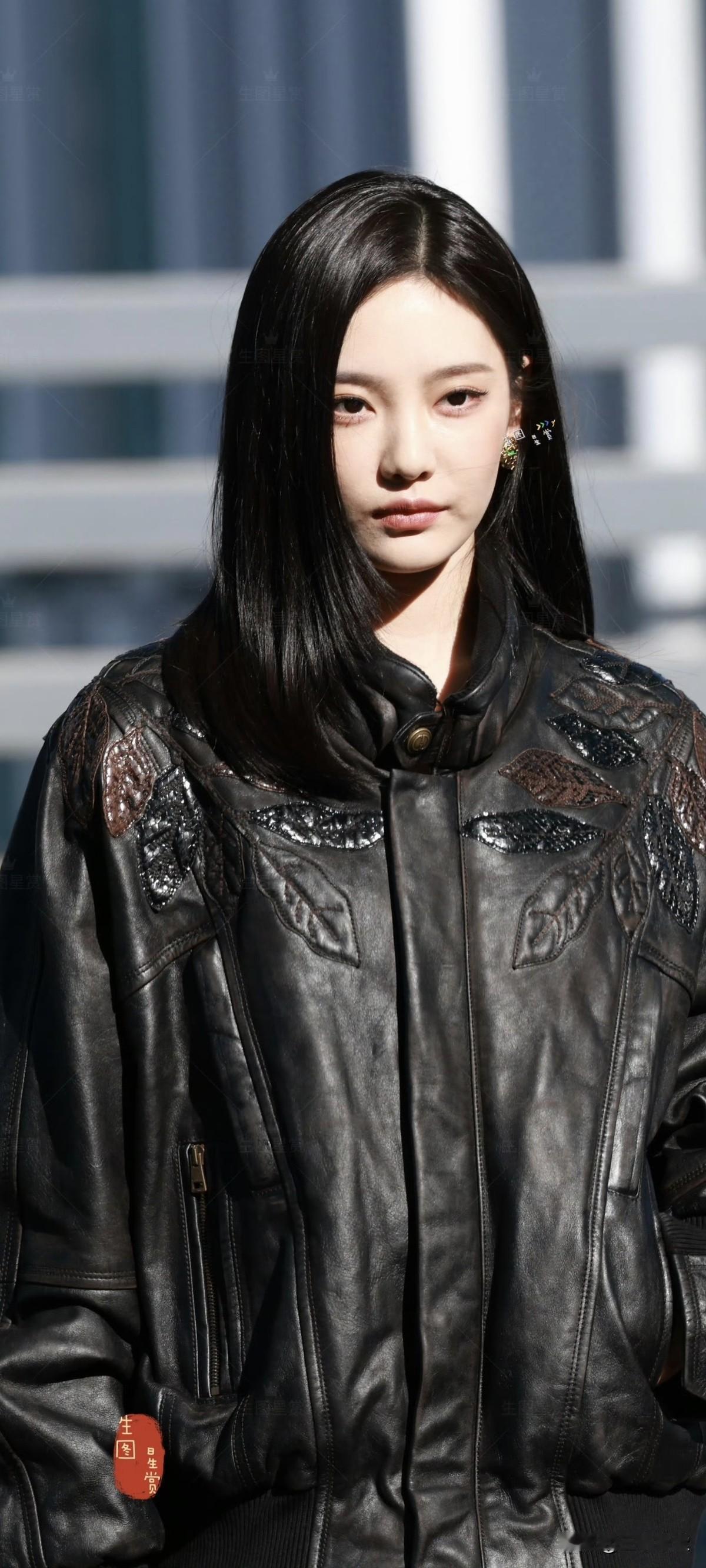 黑丝甜妹！
我总觉得这膝盖有点异常！