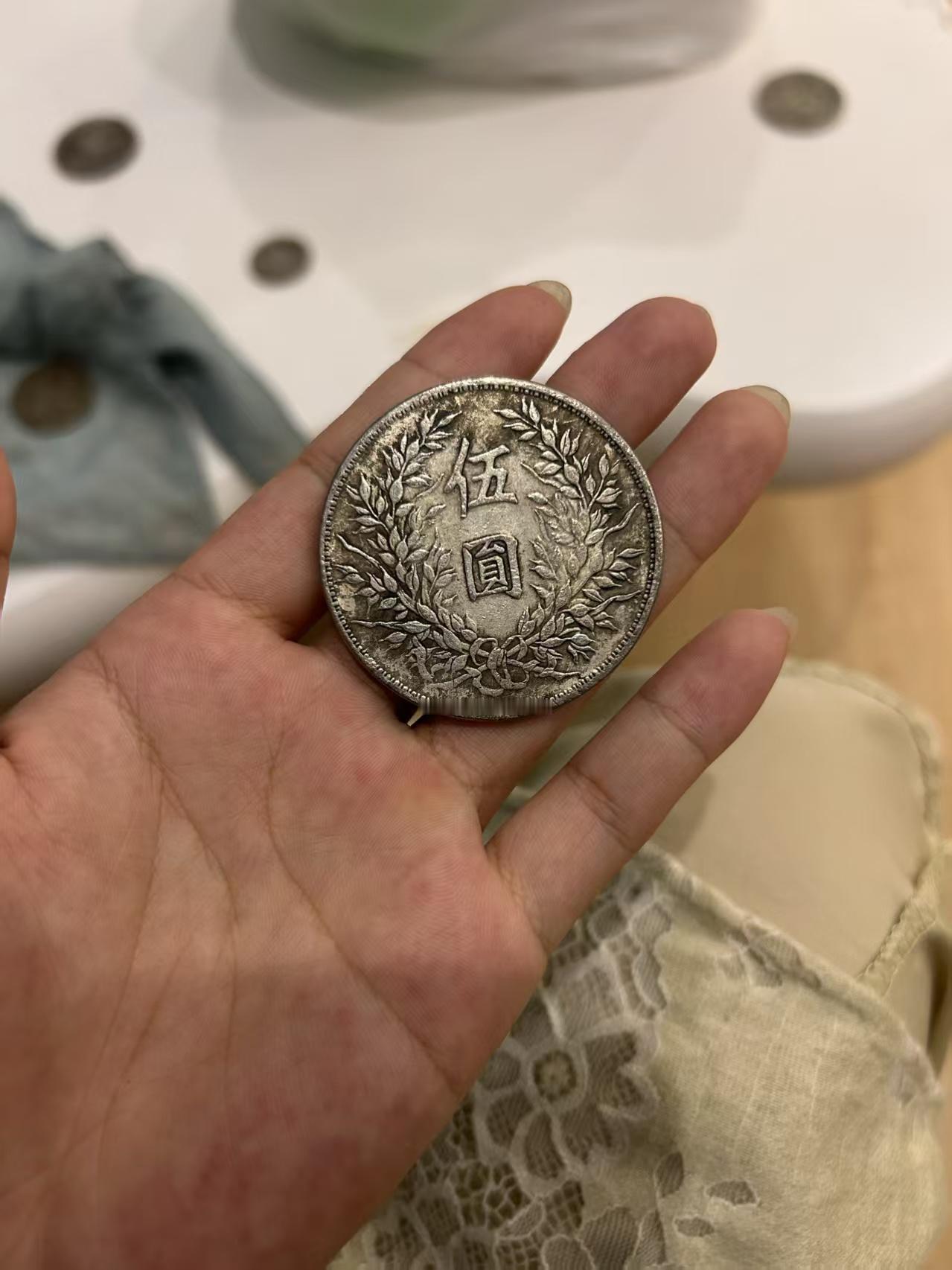 很多人说学习银元真假鉴别看资料书一点用没有，唯一快速成长方式就是上手实战，多吃几