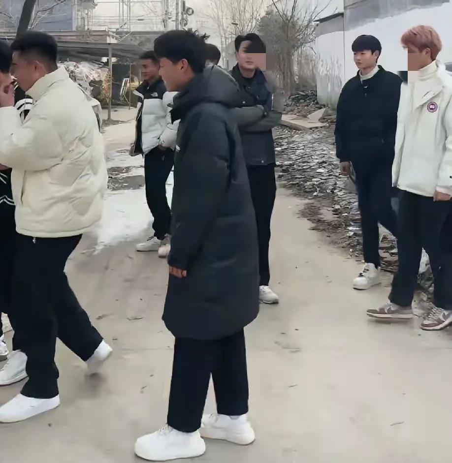 这一群小伙子，长的都很帅，没有一个有对象的，现在的女孩子要求太高了，难怪男孩子找