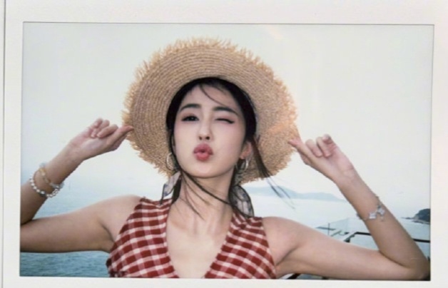 白鹿 啊啊啊啊一回家就看到女神更新了咋这么美萌喜欢这个拍立得滤镜超级好看这个🍍