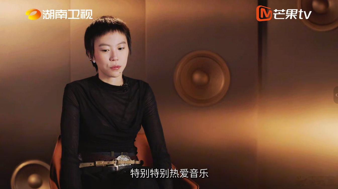 窦靖童回应何炅给她选曲歌手2026 赛后采访藏着暖心细节！窦靖童谈及《改变》舞台