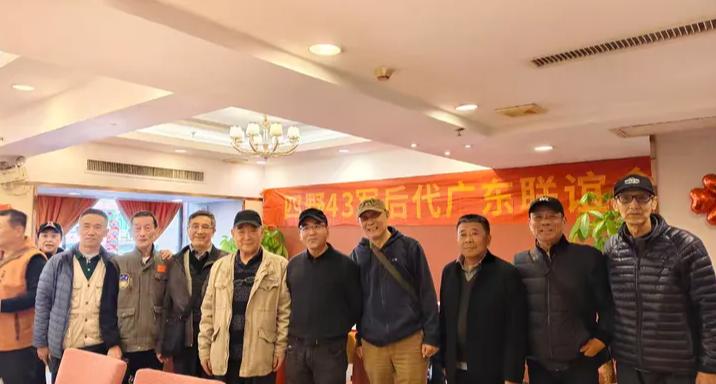 四野后代联谊会有一个不成文的规矩，那就是在每次聚会时，嘉宾们都会默契地按照父辈级