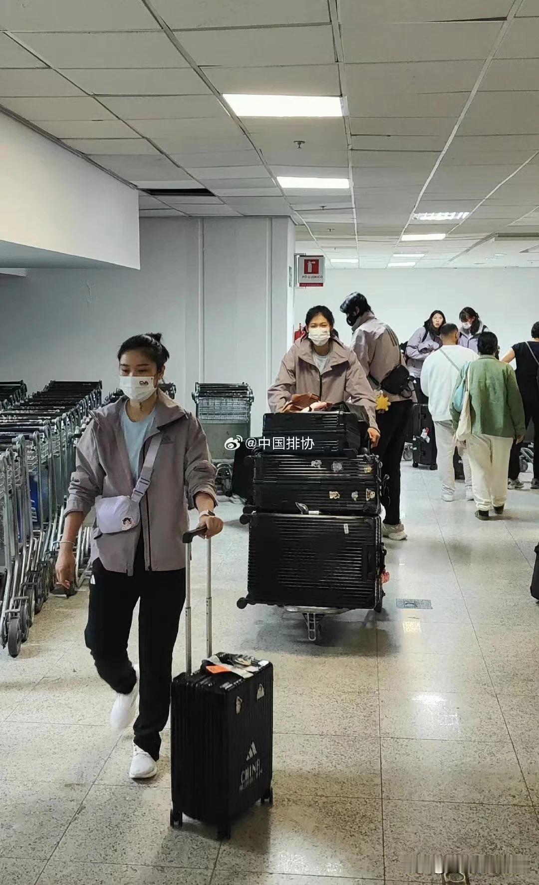 李盈莹没有一点儿大牌的架子
       中国女排参加2024年世界女排联赛一行