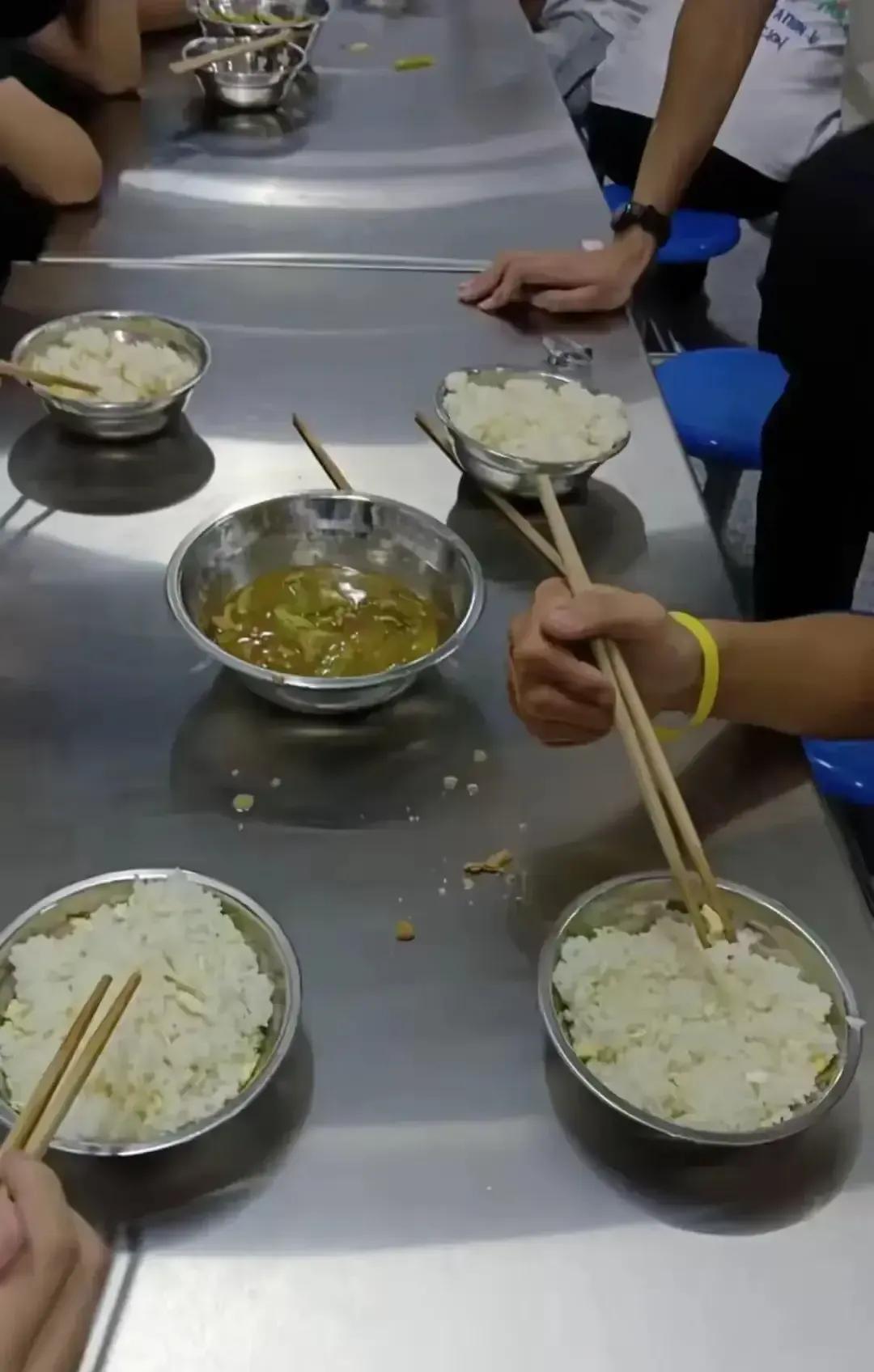 😲惊！某中学学生吃不饱事件查明通报。据悉，该校菜单本是三菜一汤，有美味的排骨、