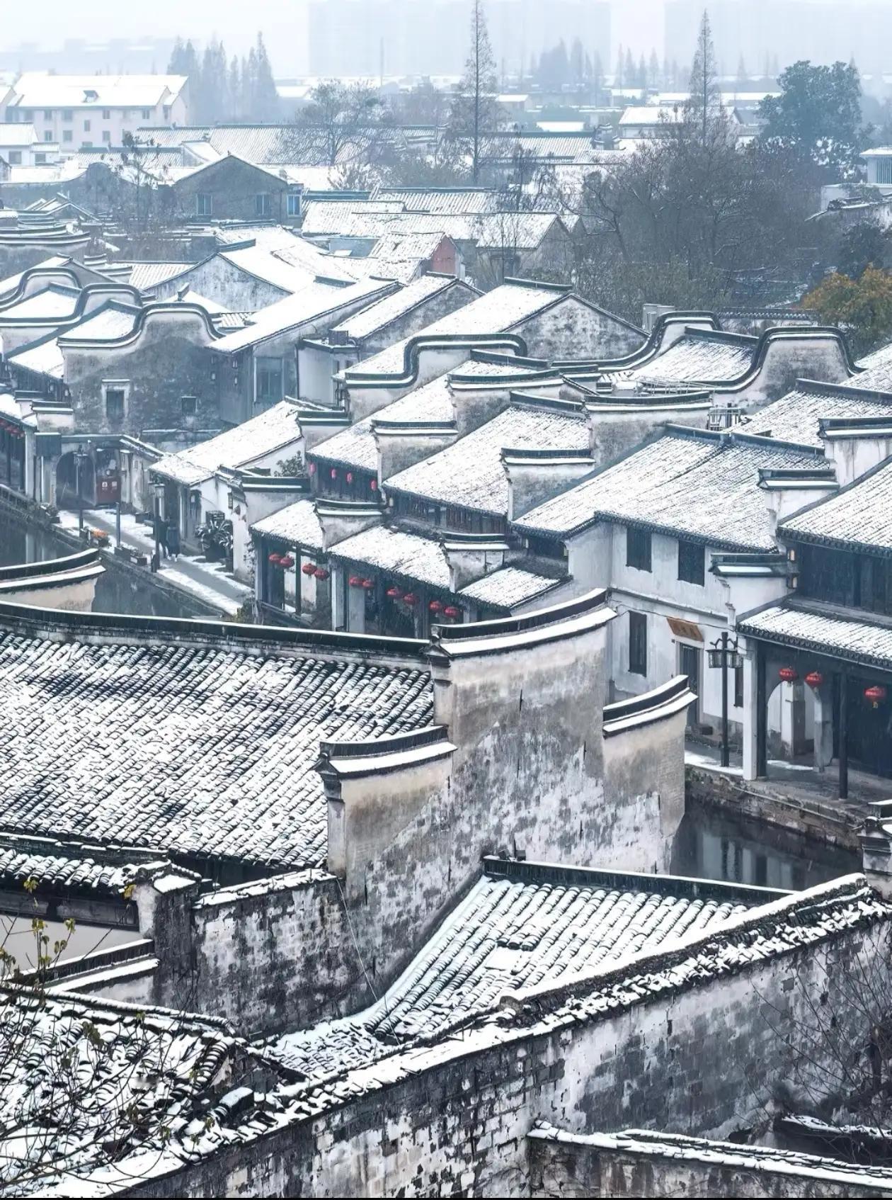 睡觉前，分享刚刚读到的几句话：
真正的强大不是对抗，而是允许发生。
允许遗憾、愚