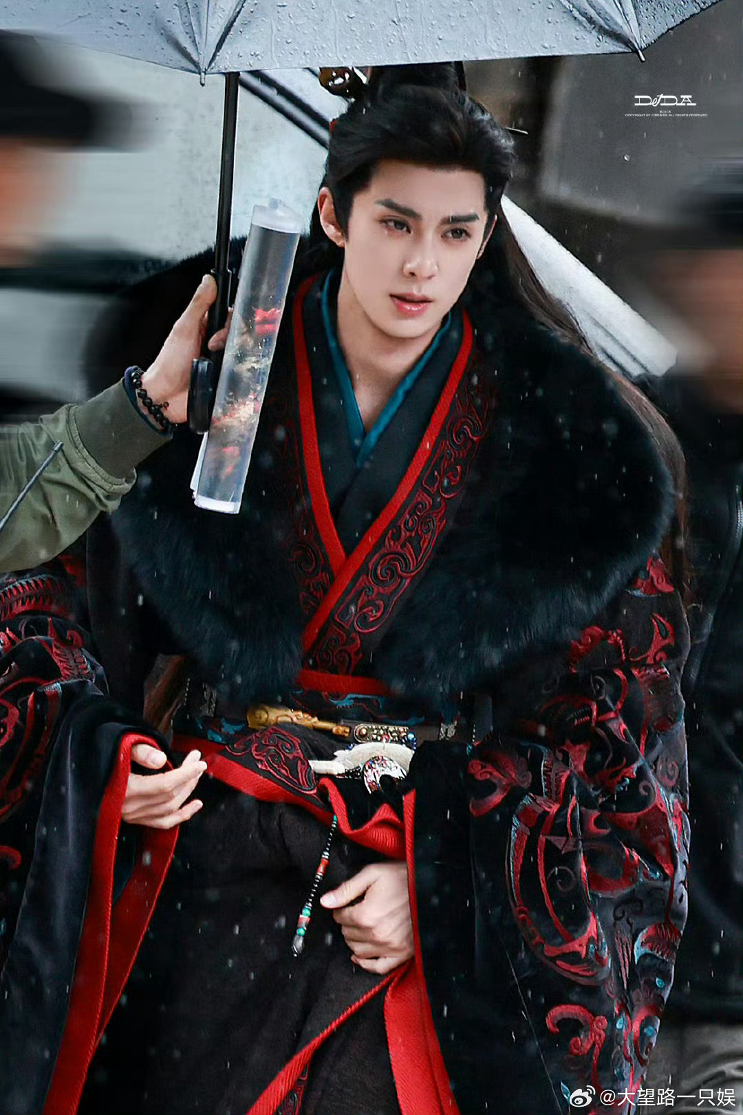 王鹤棣将门独后路透来了！这造型还挺帅的大家感觉如何呢？将门独后王鹤棣路透
