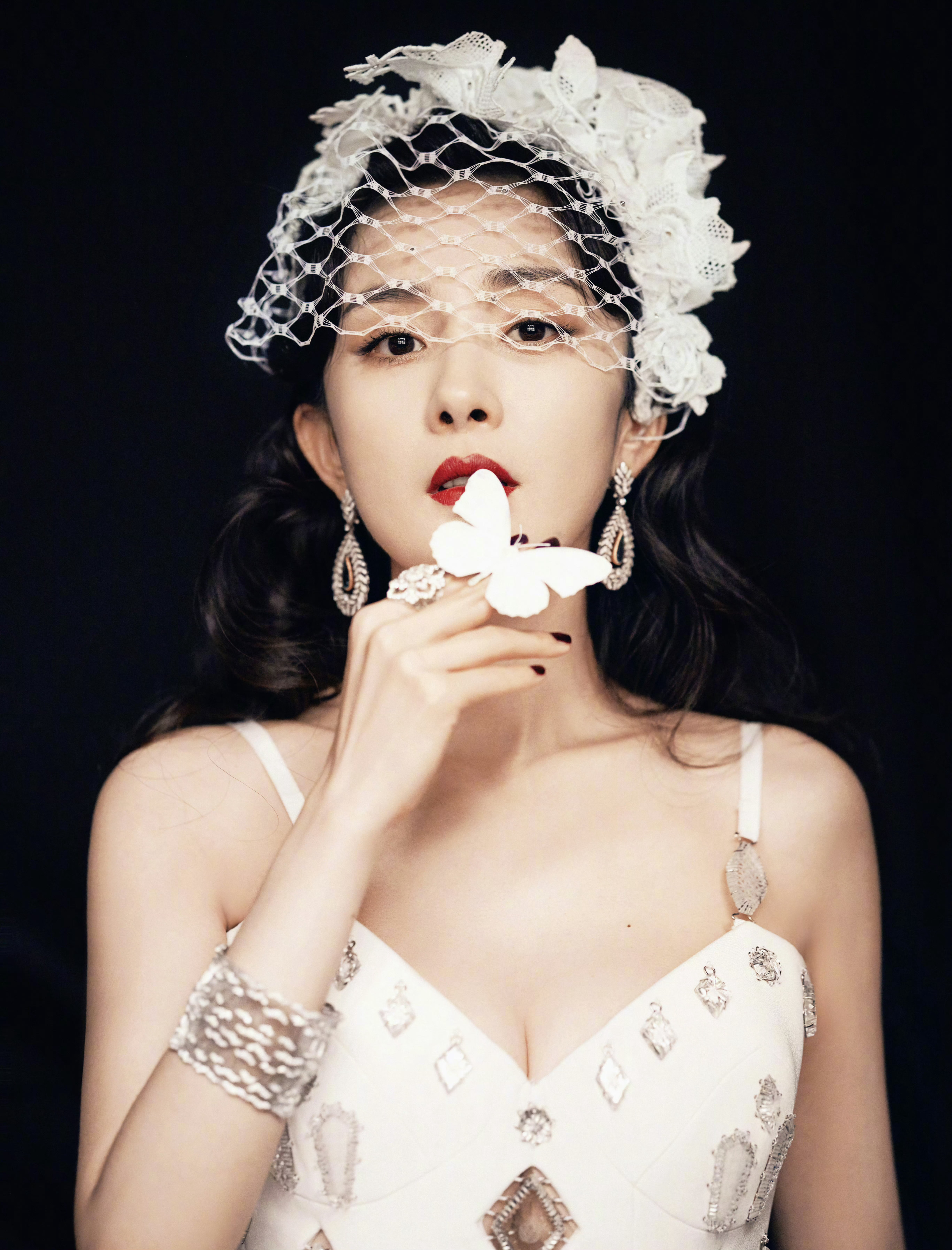 杨幂ym杨幂宁绣绣 晚风将喧嚣折成纸船，放逐于霓虹的河道，此刻钟摆是催眠的桨声，