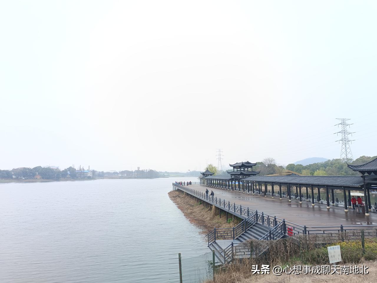 我老婆是一个又犟又蠢，脾气暴躁的女人。她自以为自己很了不起，经常在外面讲我坏话，