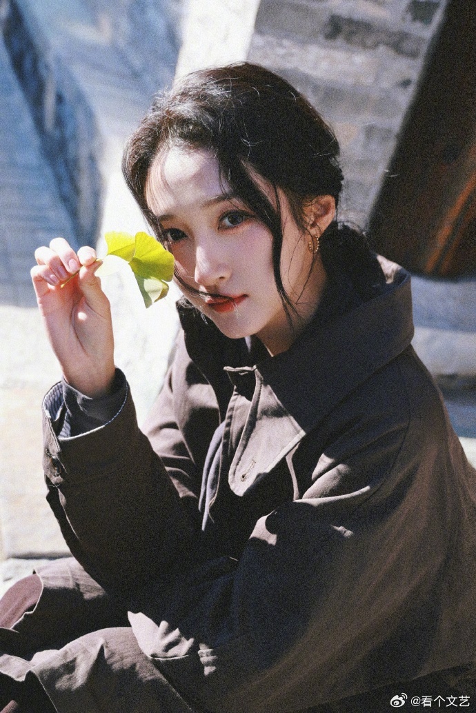 关晓彤文艺片女主既视感关晓彤在老胡同收集秋日的浪漫碎片，光影错落氛围感十足，神情