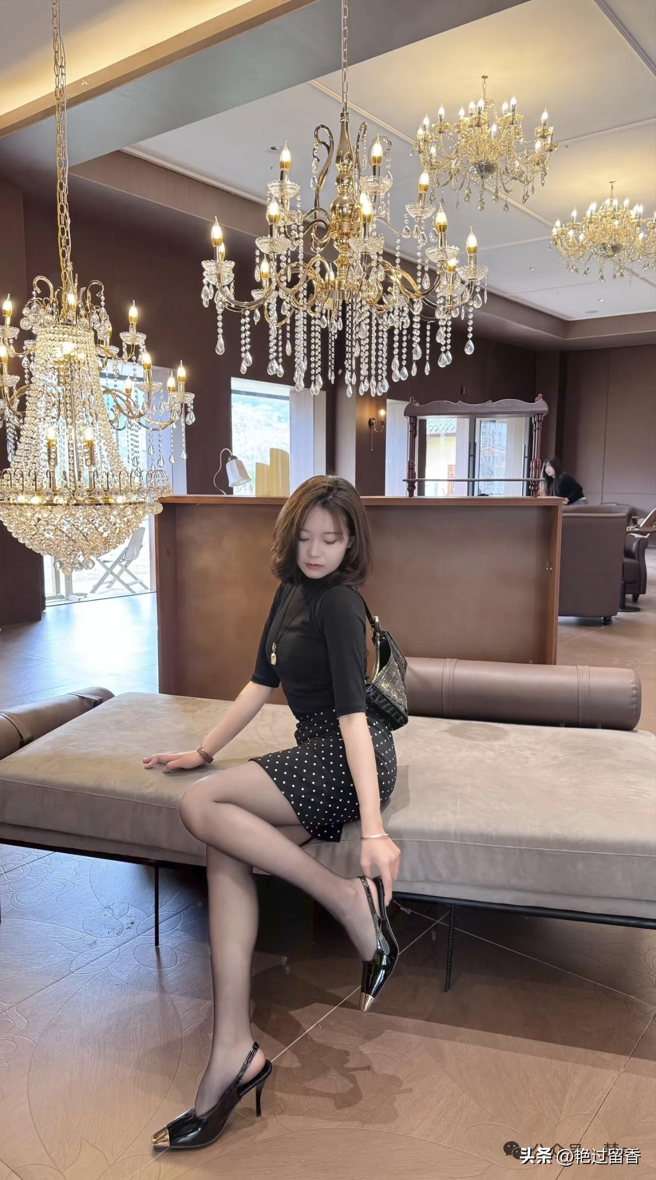 优雅气质，黑白波点裙，精致下午茶时光！