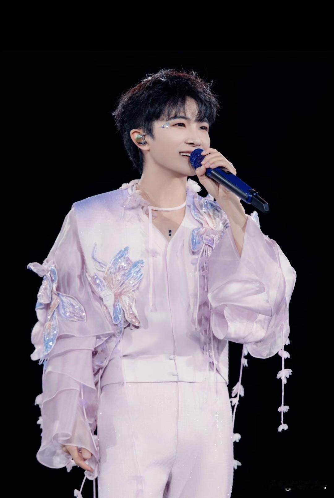 我怀疑过是票放少了，
也怀疑过是系统卡bug了，
但唯独没想到，周深香港演唱会三