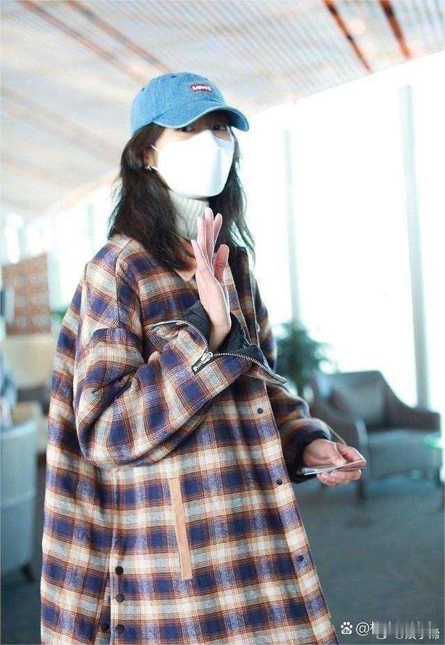 刘雯不愧是超模，简单穿一身休闲装都特有高级感，轻松引领潮流 ​​​
