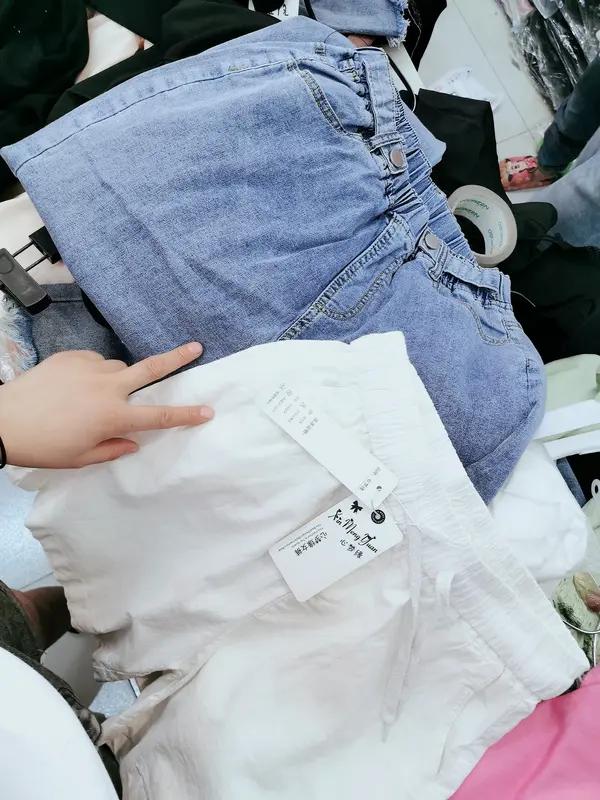一身衣服不超过一百块钱丢人吗？
最近这个话题短短几天阅读量破5亿，评论区几十万普