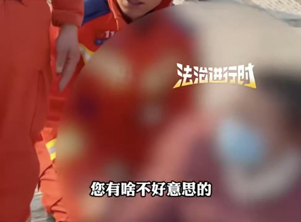 女子不愿被男消防员搀扶5人抬下山尊重个人观念差异，但紧急救援中应以安全与效率为先