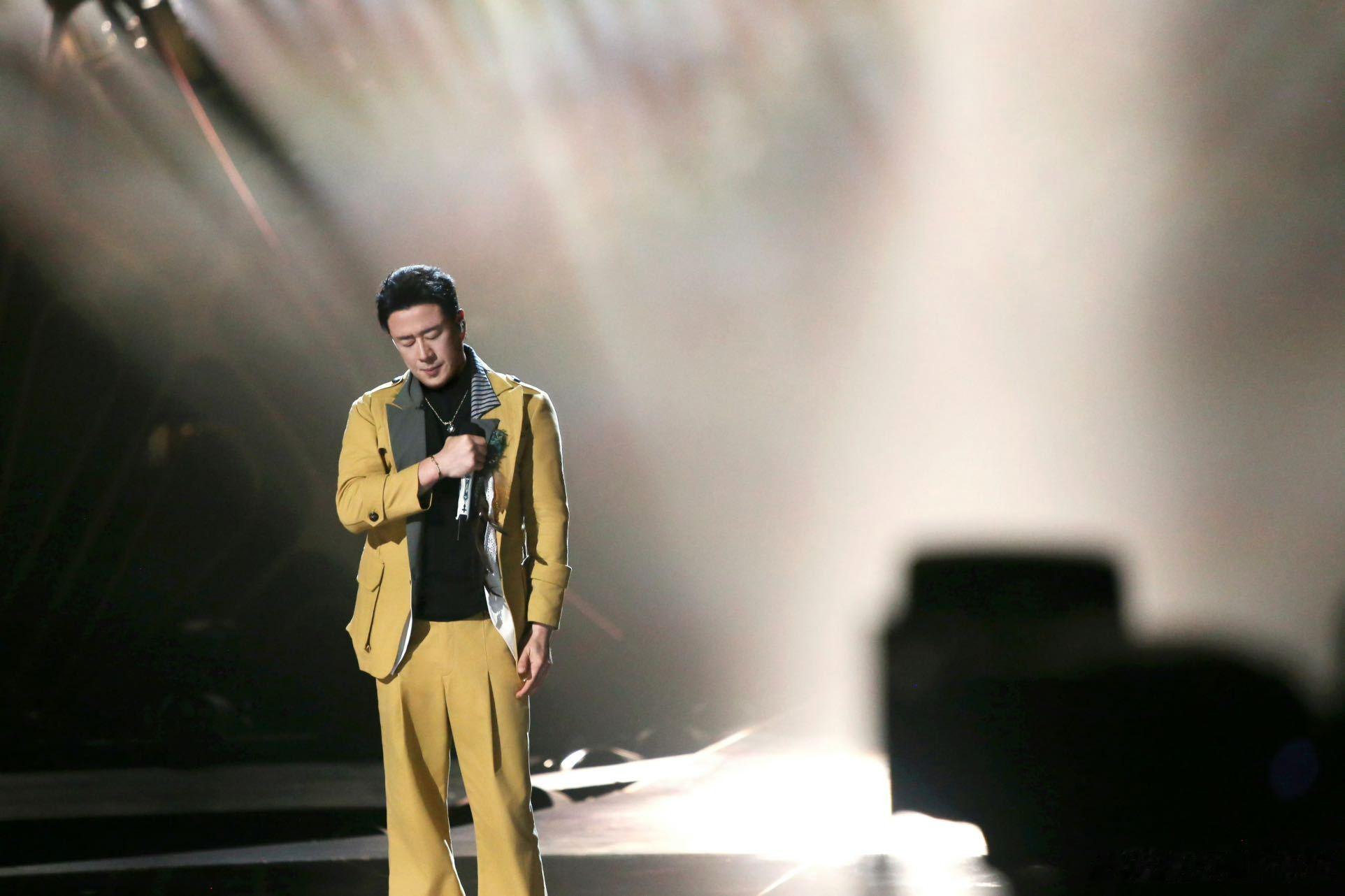 杨坤演唱母亲的河杨坤彩排演绎《母亲的河》尽显真挚情愫，醇厚声线娓娓道来满是故事。