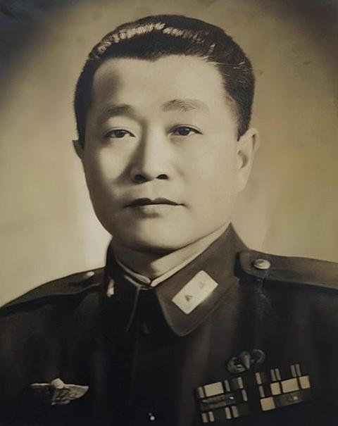 1948年冬，杜聿明部下擒获7名解放军，他随即签令：原地击毙，副参谋长冒死阻止，