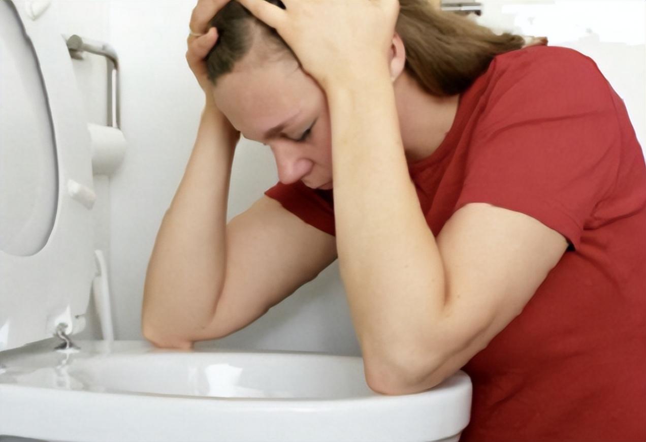 尿毒症早期不是浮肿，而是起床时出现这5个症状，要尽早去检查！

提到肾脏问题，第