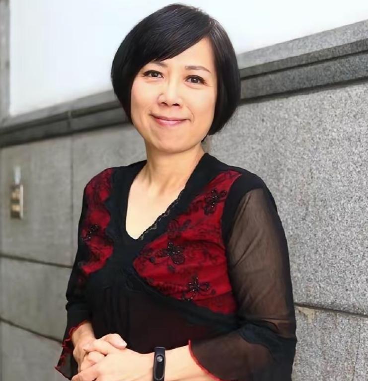 台湾省评论家黄智贤曾说，“大陆的底层老百姓，像农民、外卖员、小摊小贩等等，人人都