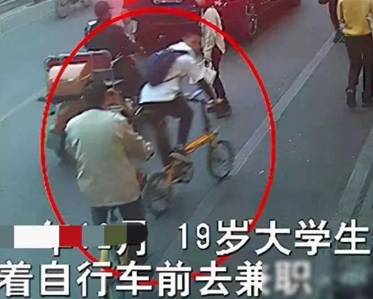 “大快人心!”广东，一小伙路上正骑车，60岁老头突然向小伙吐了口唾沫，小伙大怒，