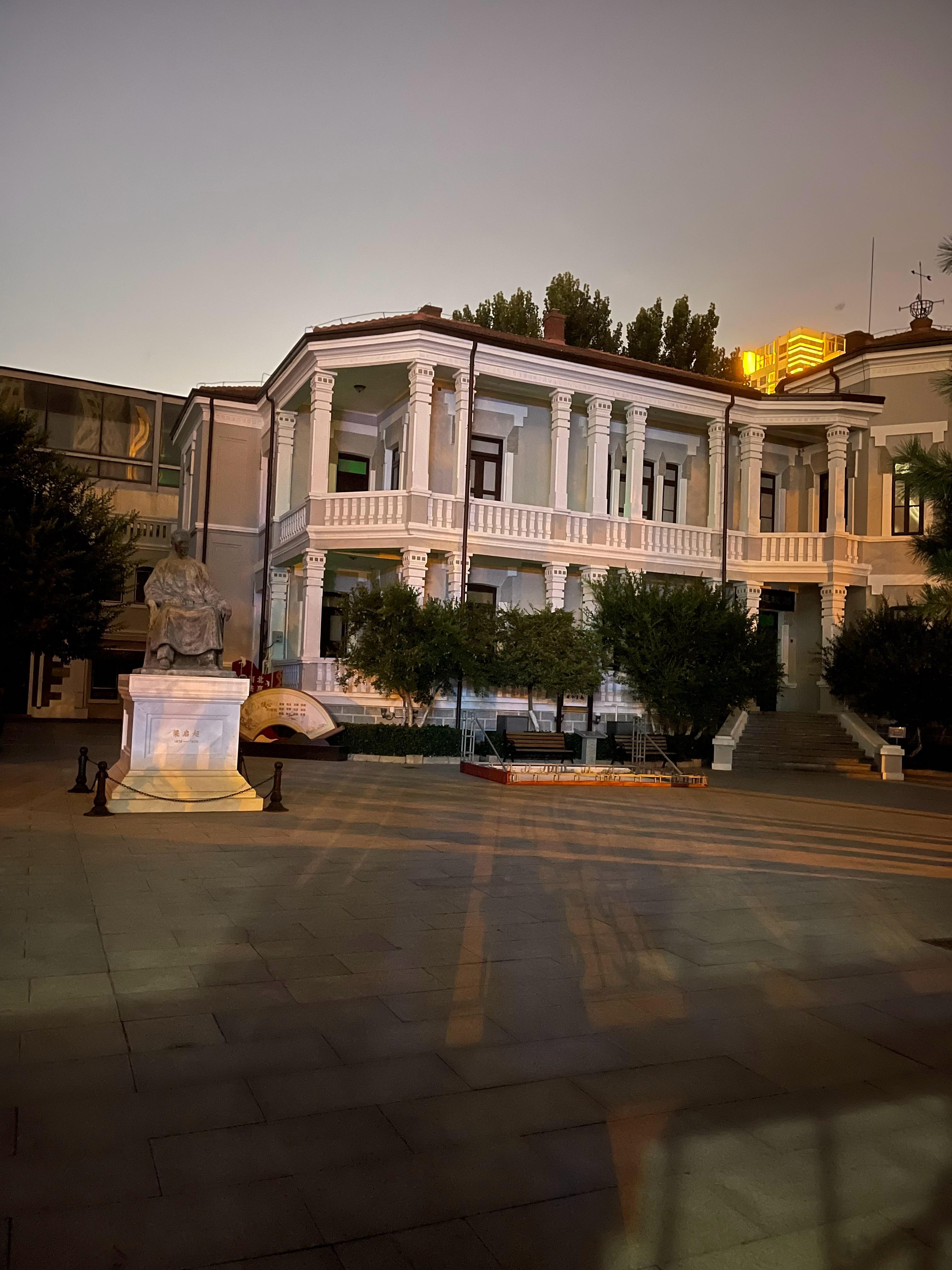 梁启超故居门口来了一个三轮车拉游客的天津大哥。大哥带了三个游客，停在故居门口。“