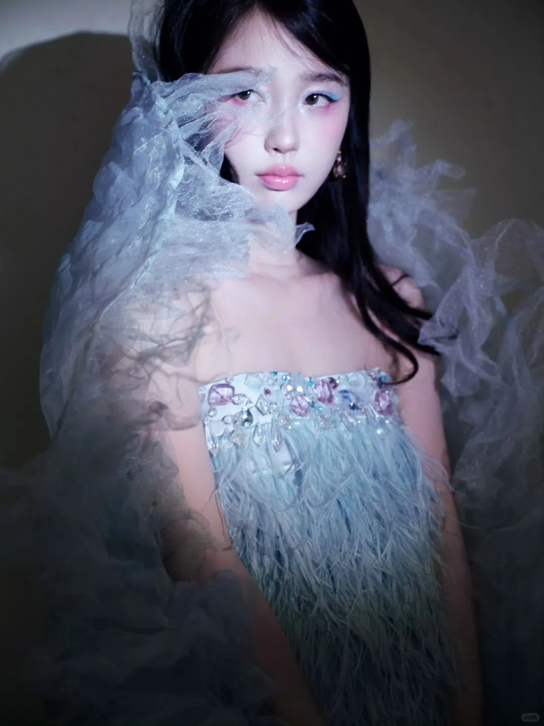 宝石般的蓝色晕染开来