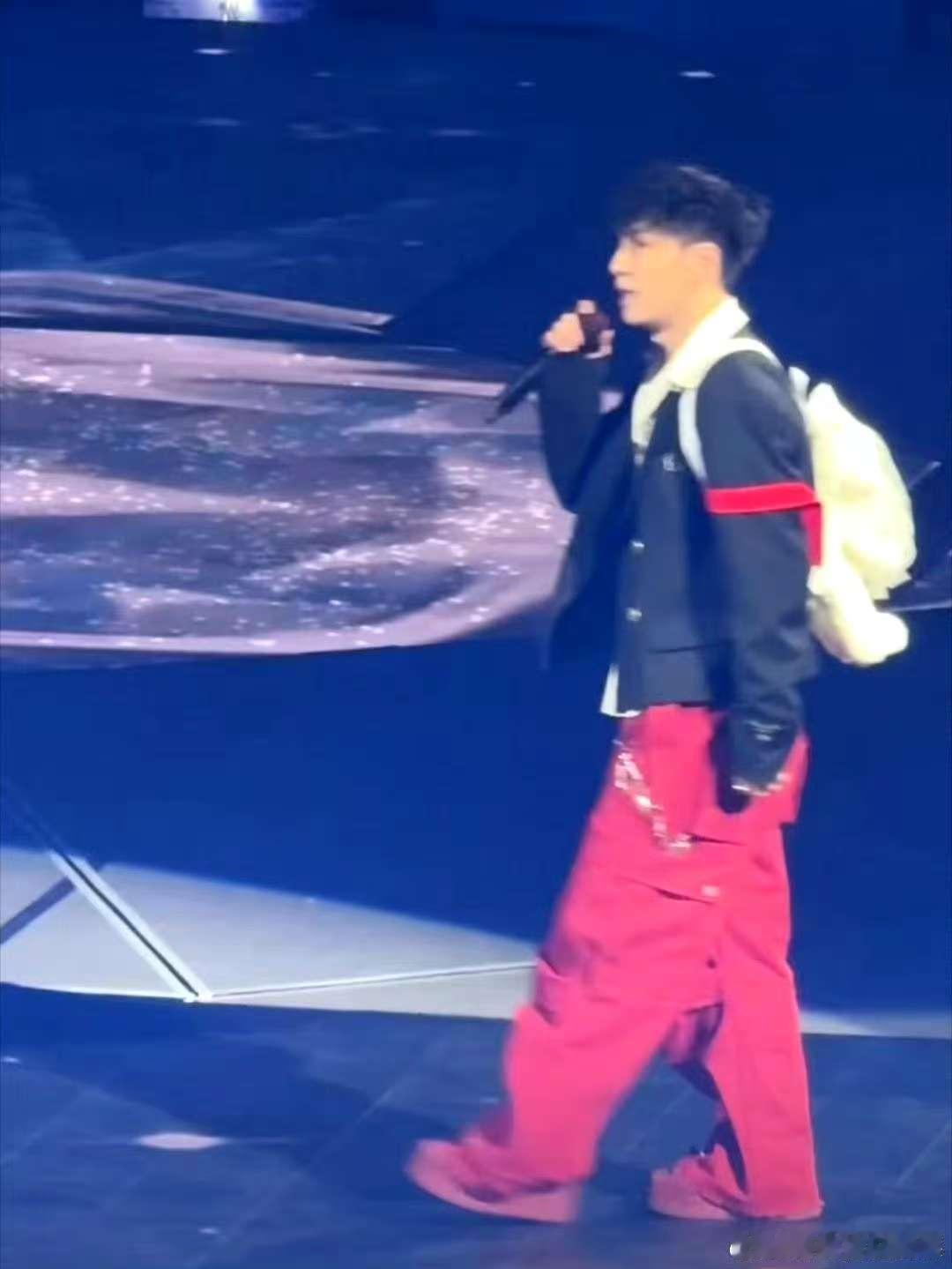 张艺兴[超话]  张艺兴问刚刚的舞台中不中  张艺兴郑州演唱会  张艺兴在河南演