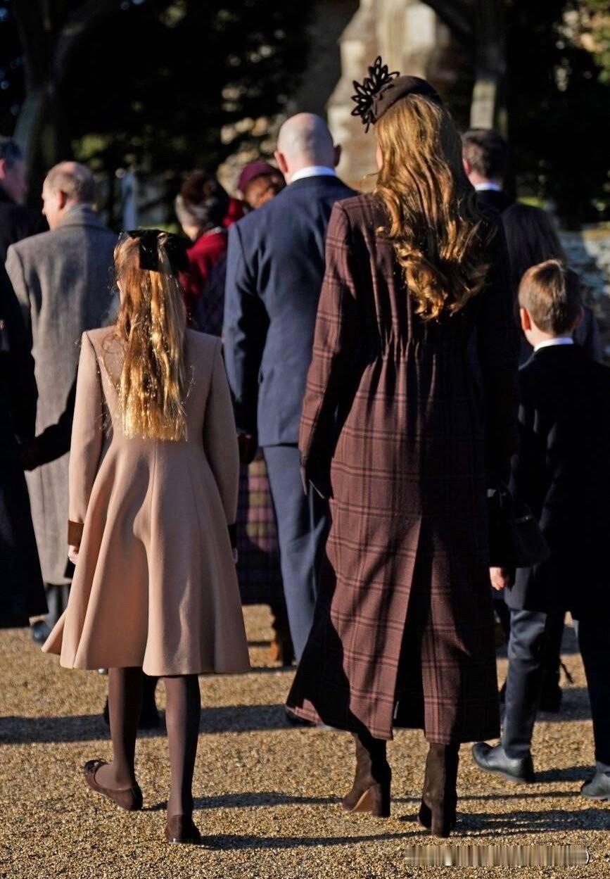 妈妈和女儿，背影温馨！