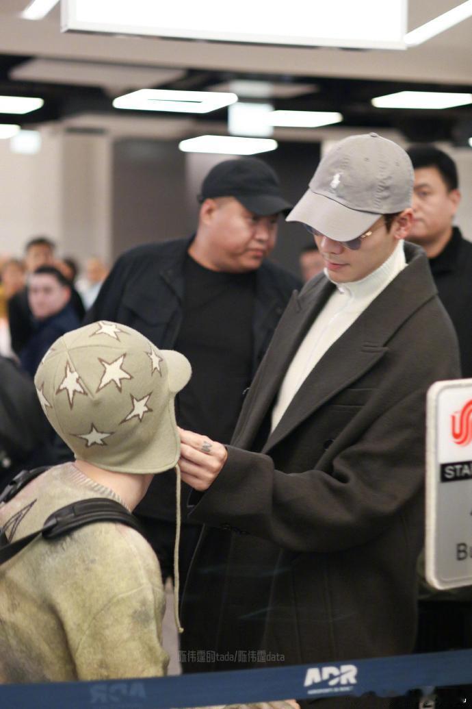 现在就出发归国嗑到了陈伟霆范丞丞兄弟情 现在就出发归国，陈伟霆帮范丞丞整理头发那