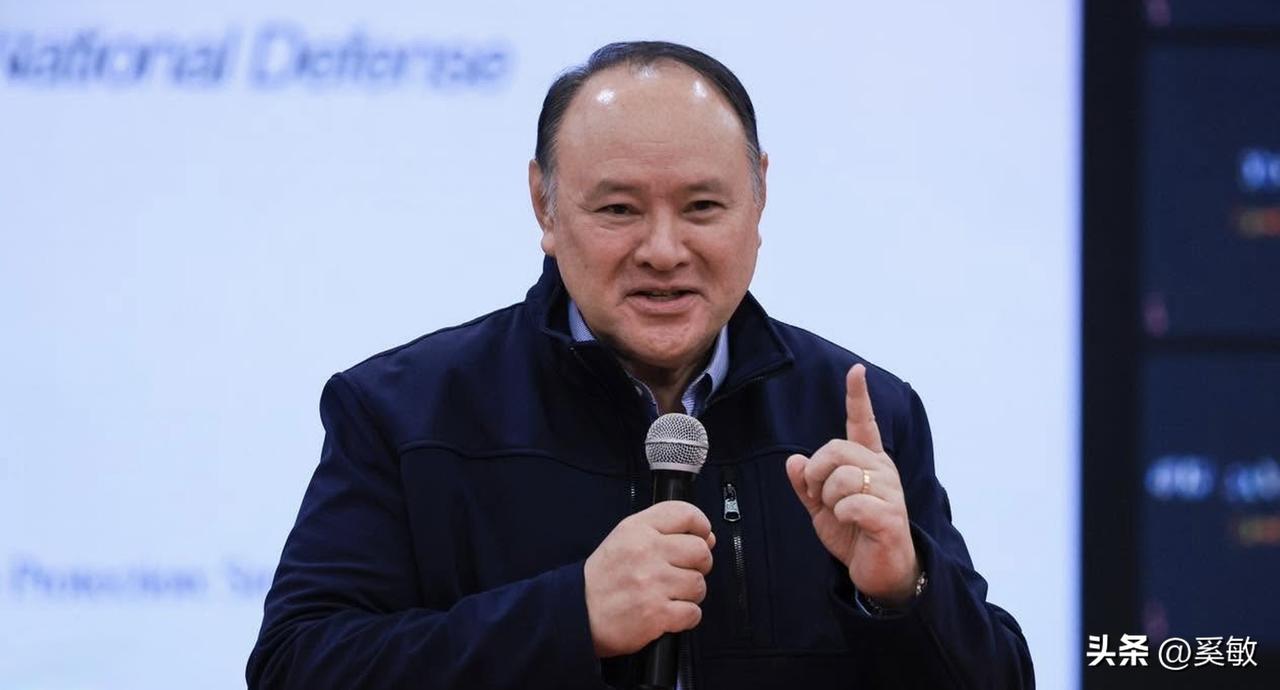 6月28日，马尼拉方面再度将视线转向北京。菲律宾国防部长特奥多罗当众表态：尽管南