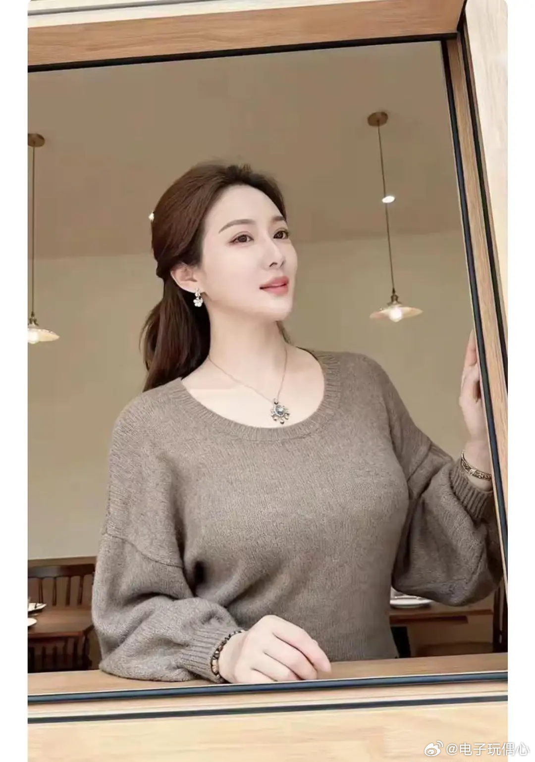 她是我见过最漂亮的女人，富态大气，眼眸清澈，一脸旺夫相 