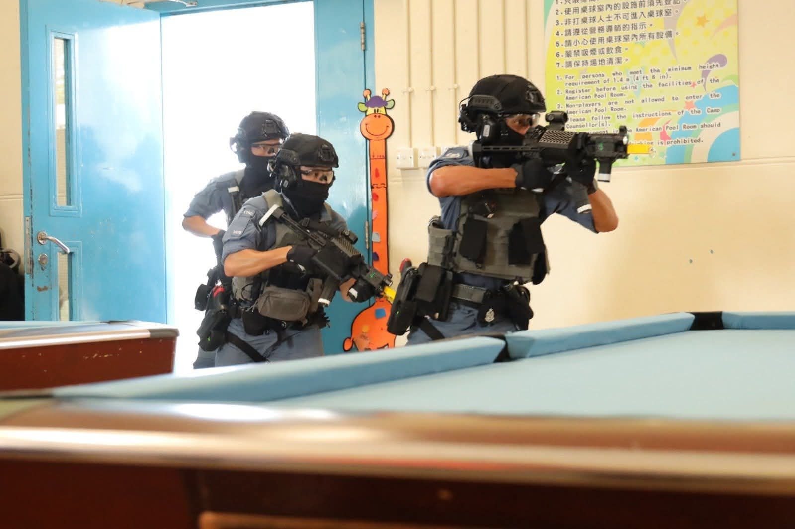 飞扬军事 中国香港警察反恐特勤队使用国产171冲锋枪进行反恐演习烽火问鼎计划