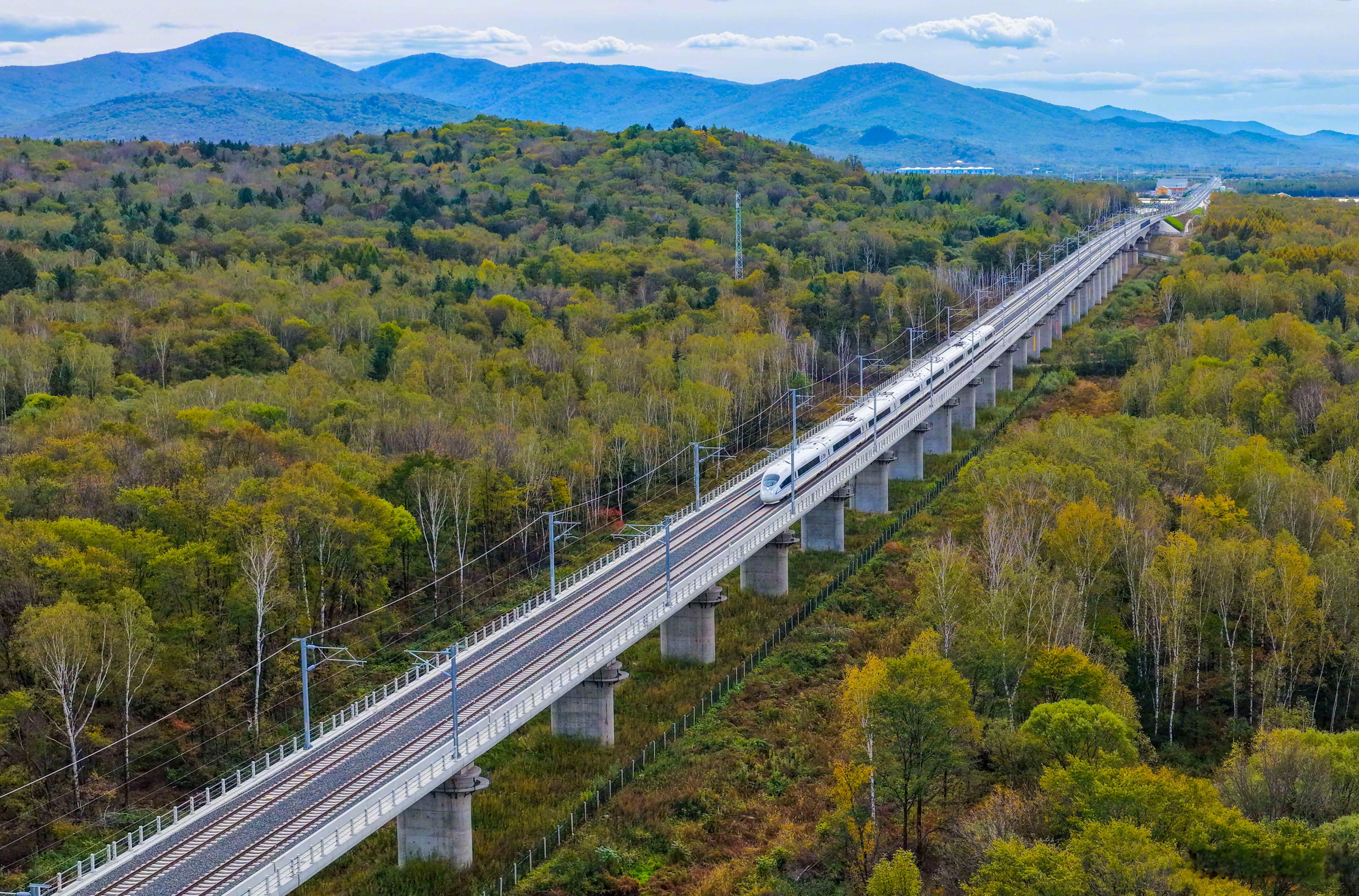 【我国最北高铁正式通车】我国高铁版图向北延伸 28日，我国纬度最高的高速铁路——