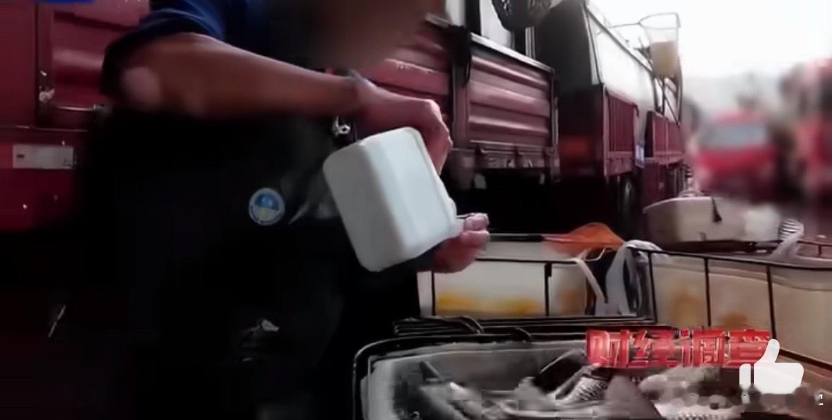 海鲜运输 有毒药水这两天食品界是怎么了，昨天的甲醛泡白菜还没过，今天又来一个有毒