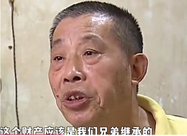 上海，50岁男子，跳广场舞时跟一位57岁大妈，成为知心好友。男子临终前，将一套价