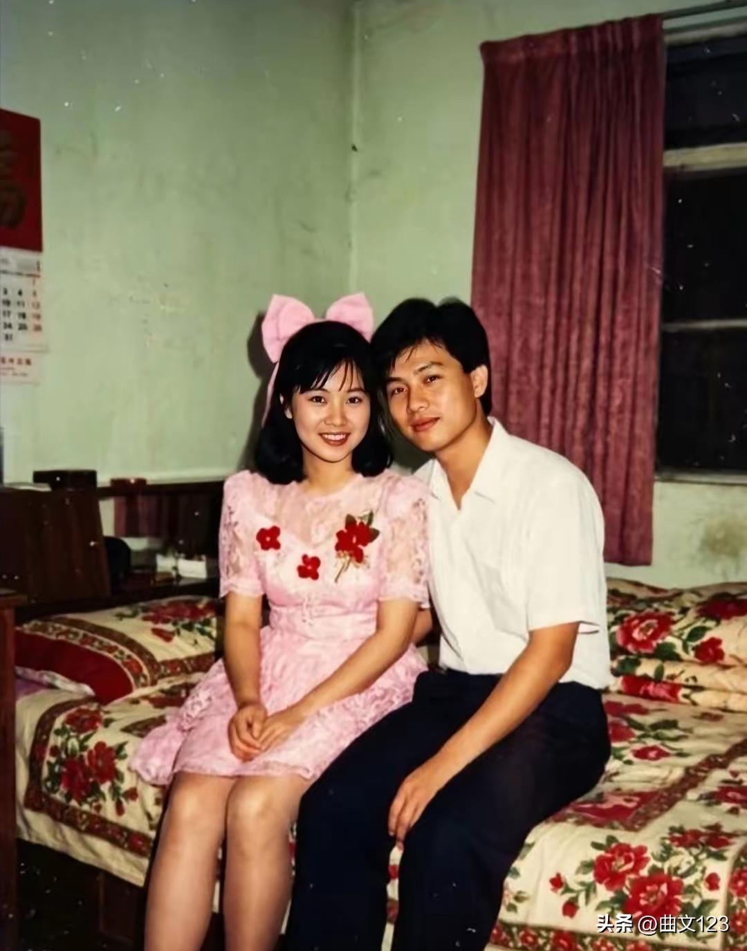 90 年的新婚小夫妻，放到现在也是帅哥美女了！