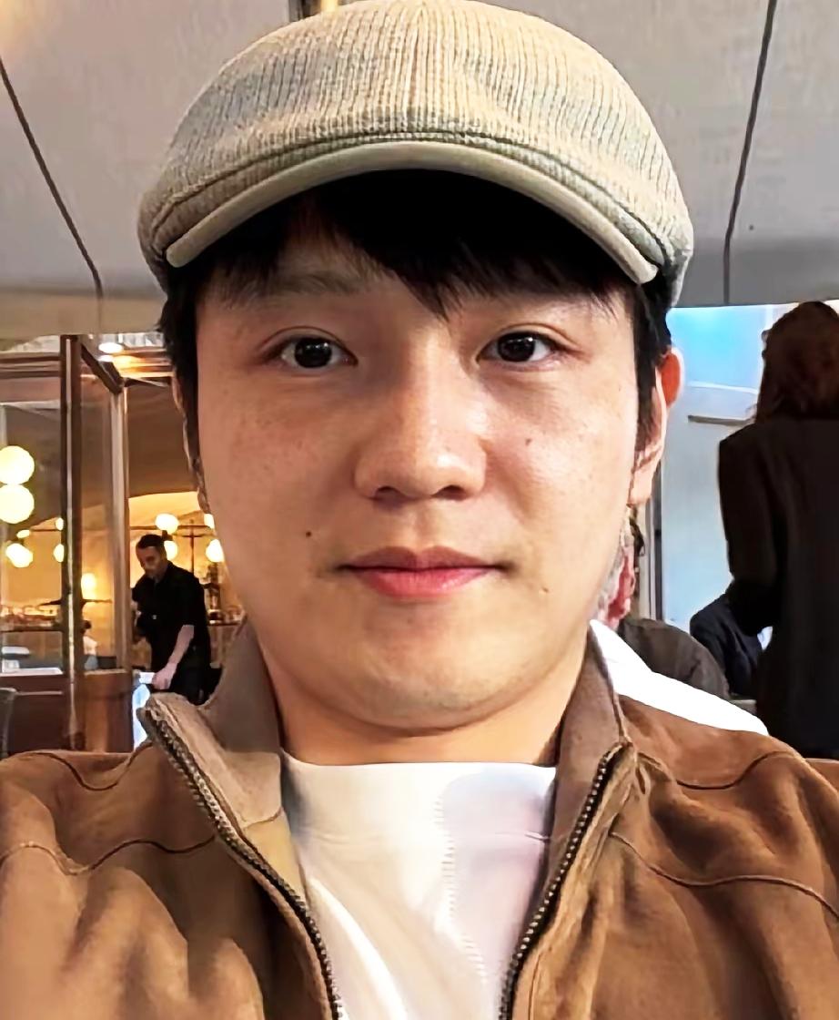 咋一看，真没认出这是樊振东！留洋欧洲的他，气质悄然蜕变，眉眼间竟透出几分西部牛仔