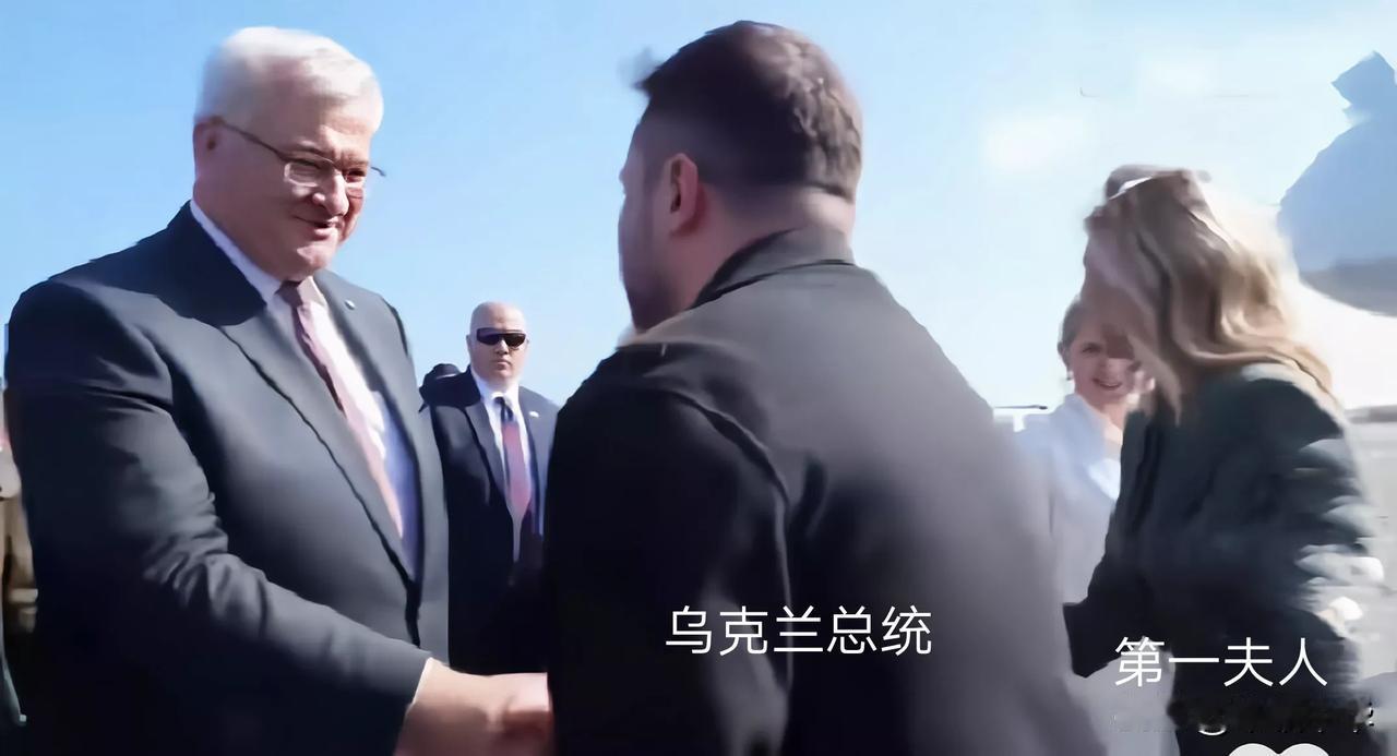 又出来访问了，说“又”是说明出访的频率非常高，尤其是带着夫人的频率也相当高，欧洲