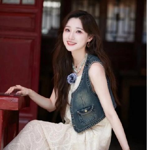 马凡舒：这身装扮太好看了~

她身穿纱纱裙搭配牛仔外套，真的是青春洋溢太美了，你