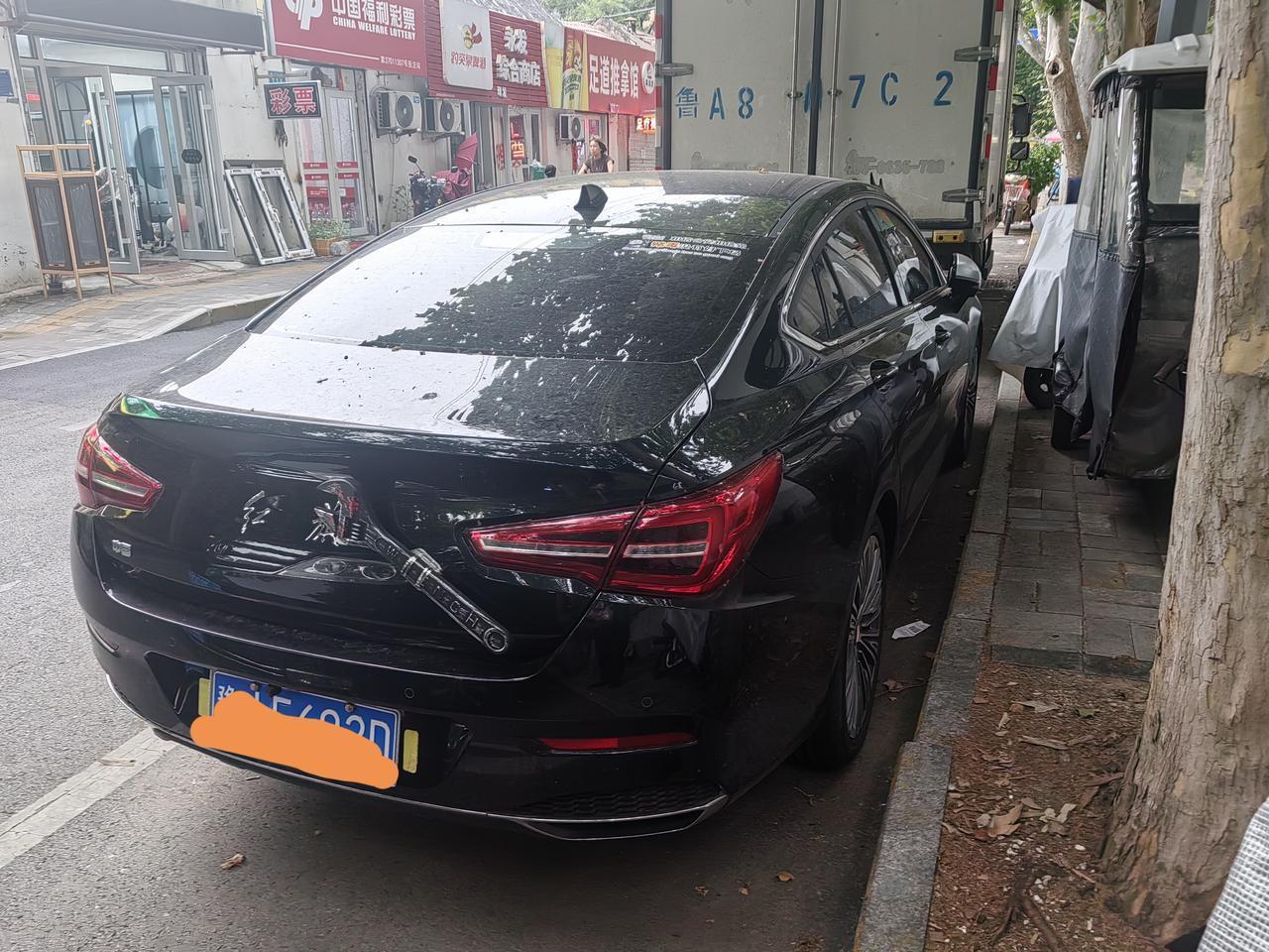 到底什么意思？

那天去一个烧烤店和朋友吃饭，停车的时候，突然看见前面的一辆车上