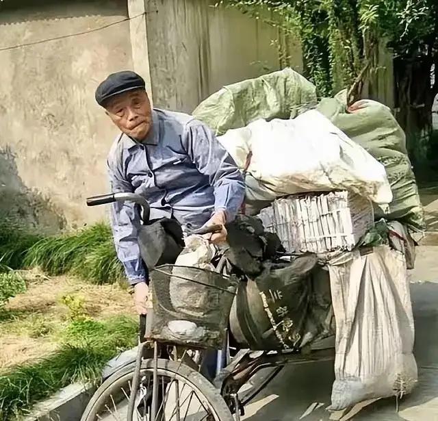 1974年，被劳教20年的抗战英雄吴其轺重获自由。靠蹬三轮车，他一天能赚1块2毛