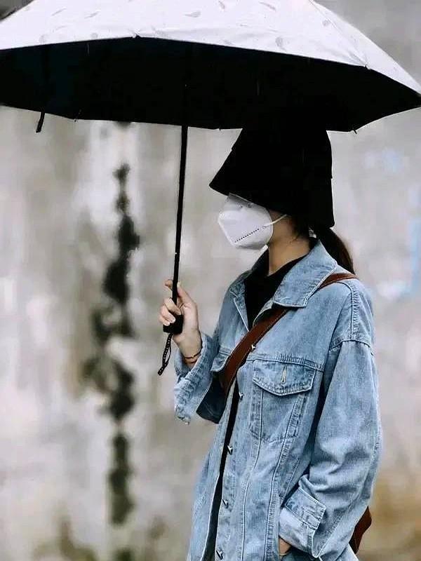 发现没？

现在的人出门可有意思了！

前几天在商场门口看见个姑娘，防晒衣帽子口