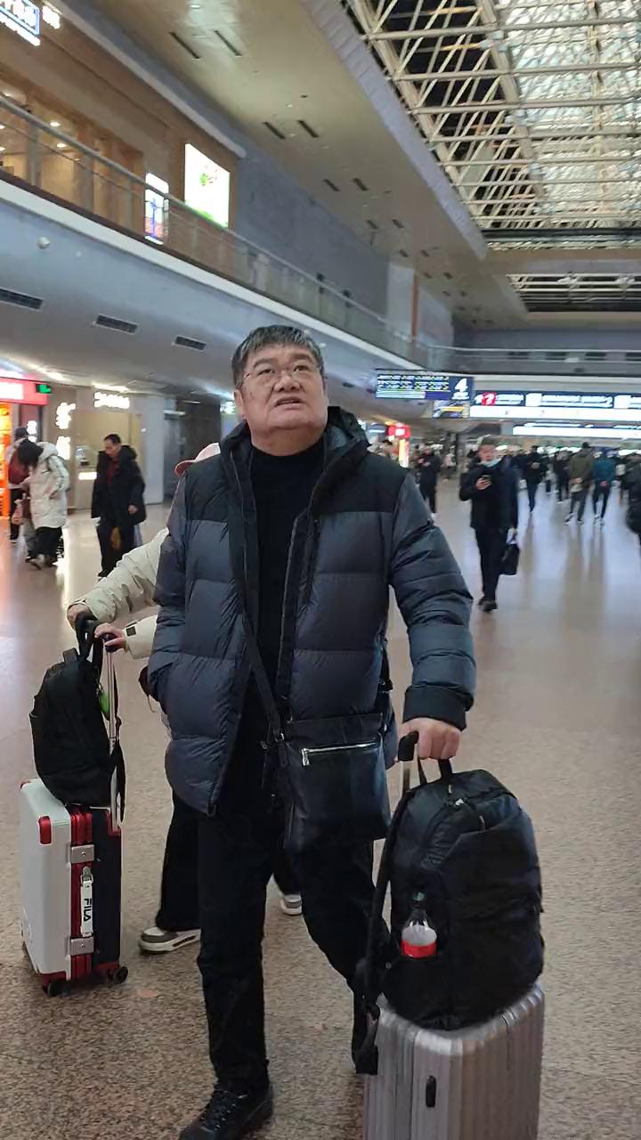 这次录像现在就到了北京西站，一个非常美好的地方。这是北京西藏公园，在奔跑，在巡场