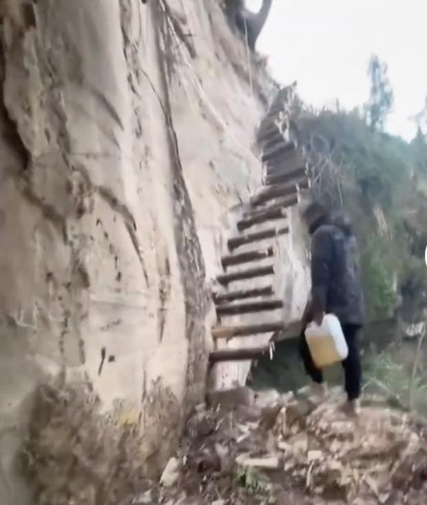 女子跟男友回老家，看到那架木棍梯子直接惊呆了。这梯子看着特别原始，就是两根粗木棍