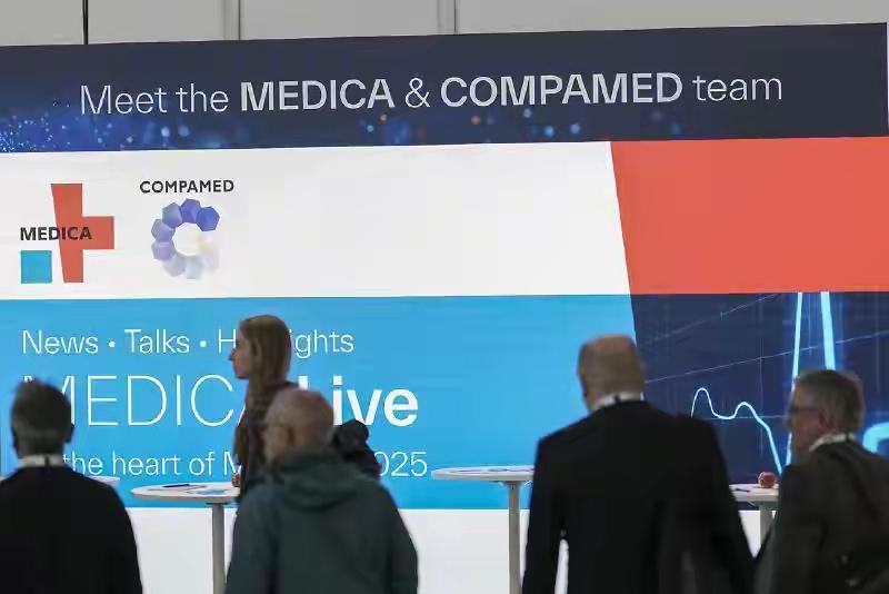 2025年德国杜塞尔多夫国际医疗器械设备展上，约200名中国参展商食用“兄弟烤吧