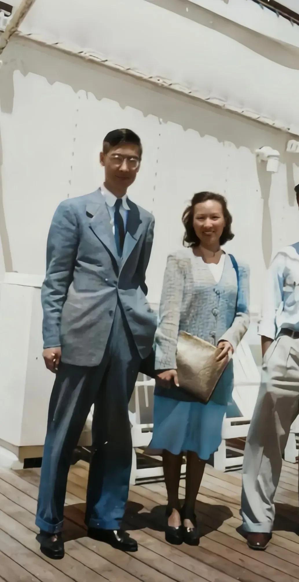 1956年，郭永怀和他的妻子李佩，在回国的轮船上，一张罕见的合影，镜头定格了他们