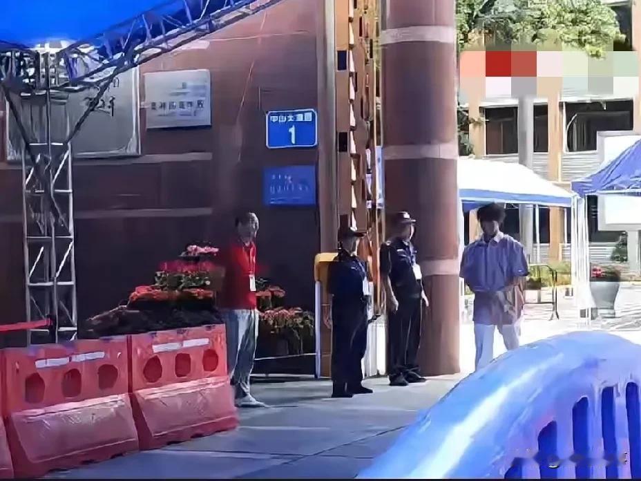 “这题目比平时的练习题还要简单些”。高考首日，首位走出考场的竟是名高二体验生，他