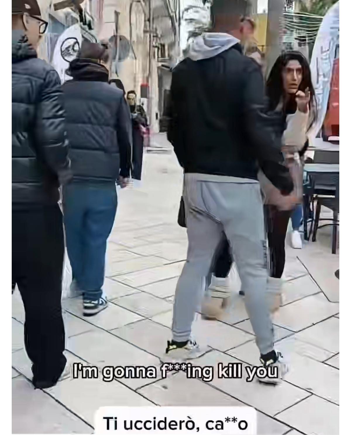 在意大利南部的布林迪西港，以色列游客袭击亲巴勒斯坦的抗议者。